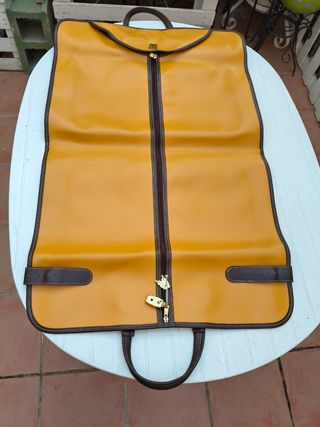 Portatrajes vintage amarillo,por 12€