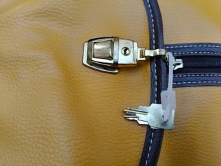 Portatrajes vintage amarillo,por 12€