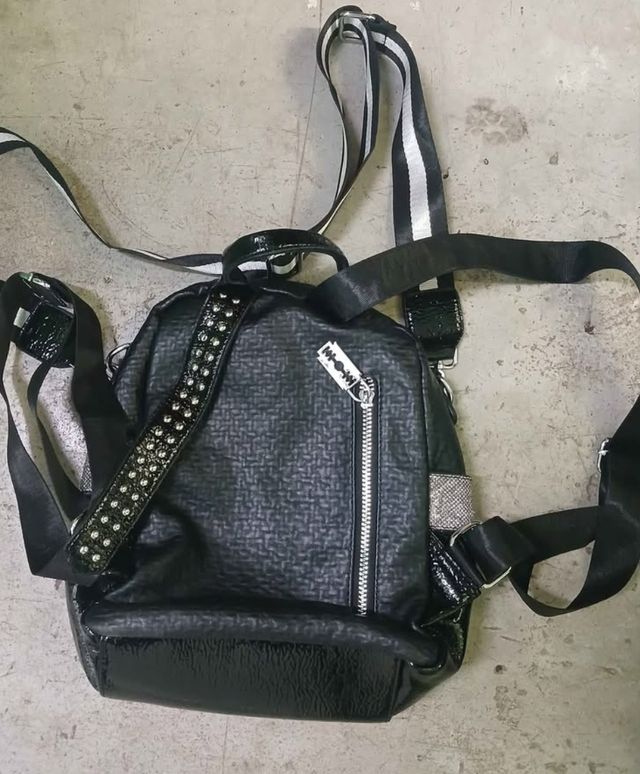 Mochila negra con pedreria