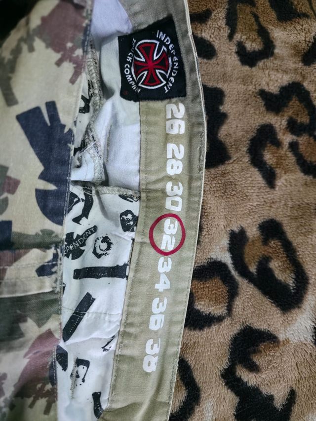 Pantalón corto Independent camuflaje