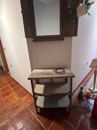 Specchio con persiane in legno e tavolo abbinato