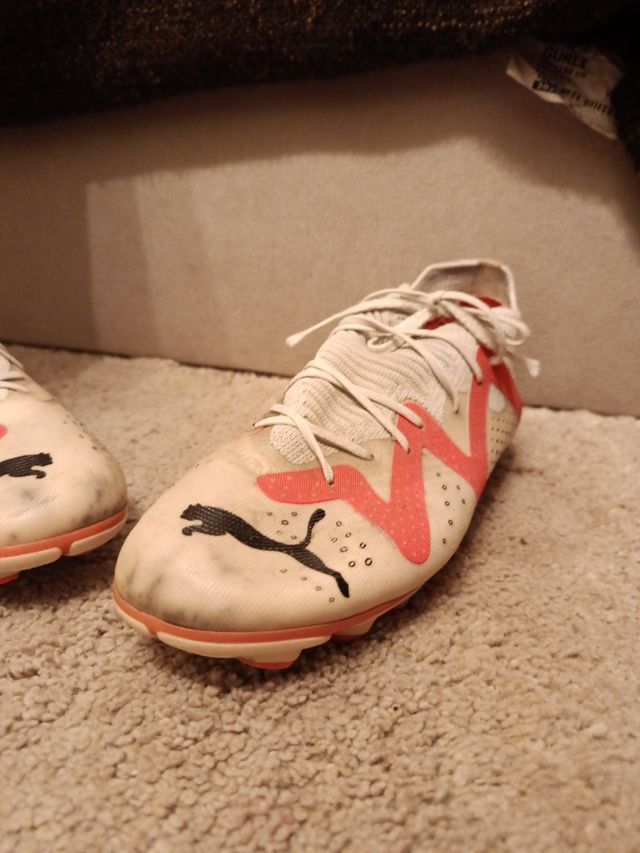 Botas fútbol Puma - rosas y blancas