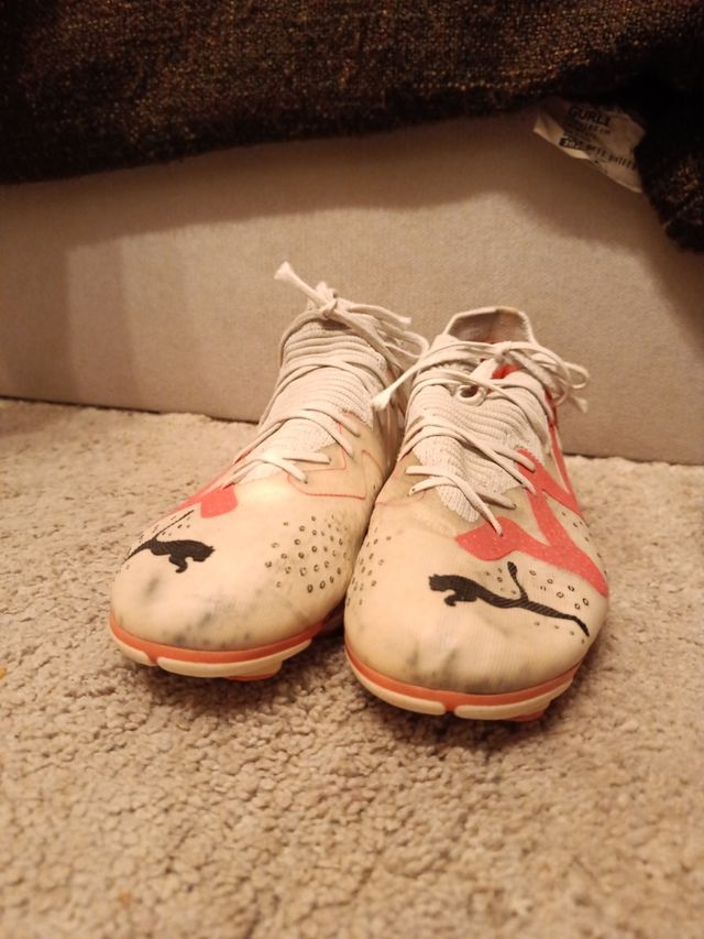 Botas fútbol Puma - rosas y blancas