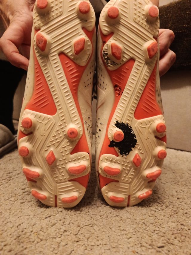 Botas fútbol Puma - rosas y blancas