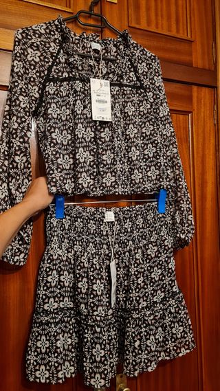 Conjunto blusa y falda estampado 