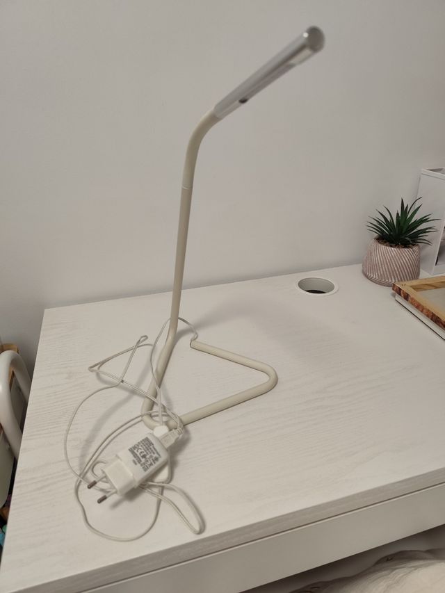 Lámpara escritorio LED moderna