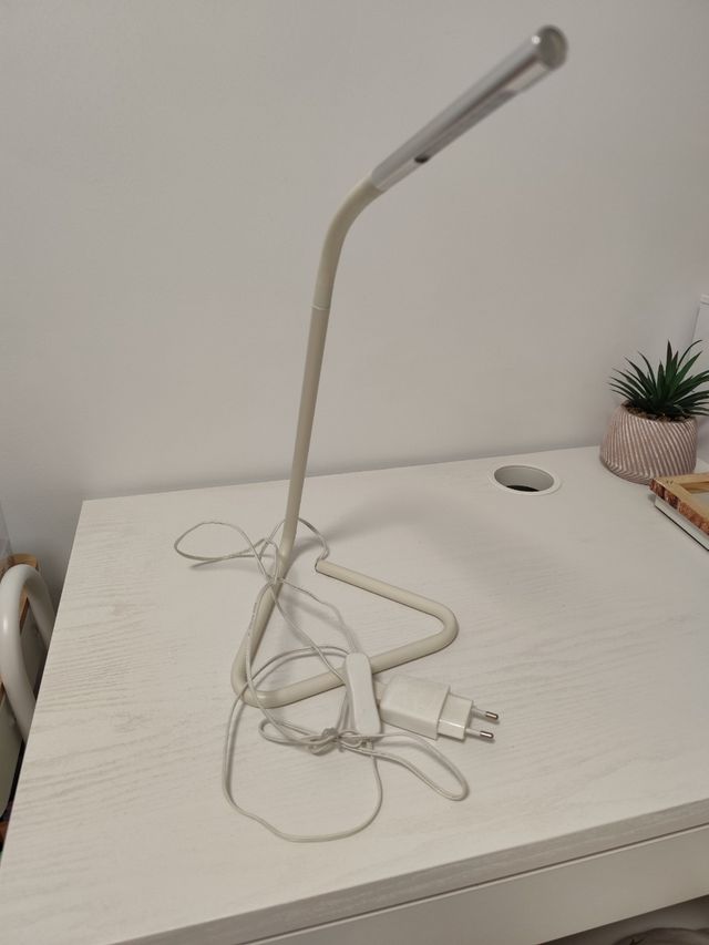 Lámpara escritorio LED moderna