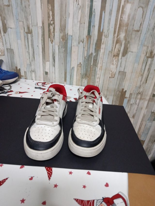 Zapatillas Puma blancas y rojas