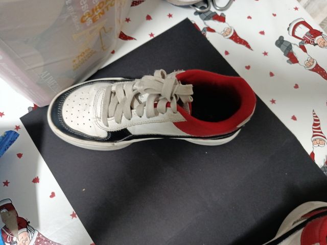 Zapatillas Puma blancas y rojas