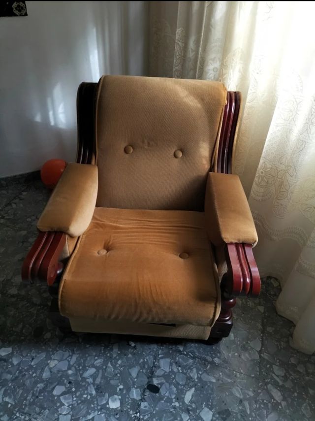 Sillón antiguo de terciopelo