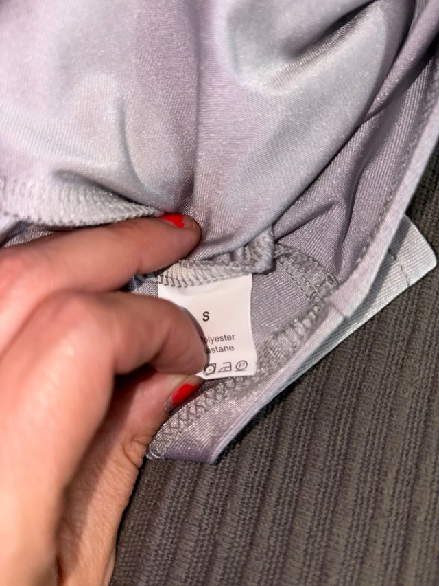 Vestido largo plateado con capucha