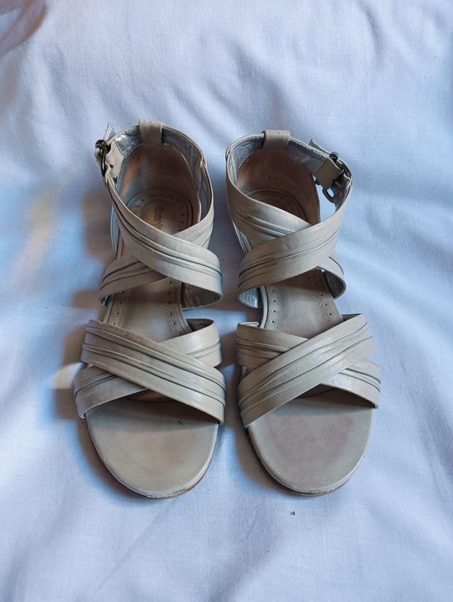 Sandalias planas beige