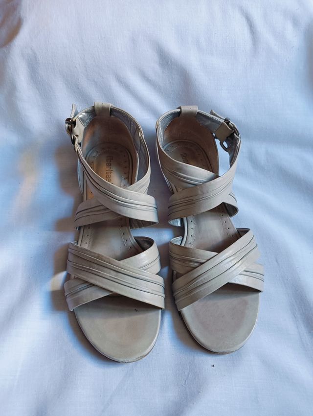 Sandalias planas beige