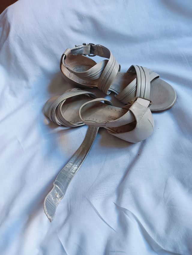 Sandalias planas beige