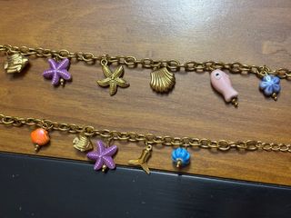 Collar y pulsera dorada con abalorios marinos