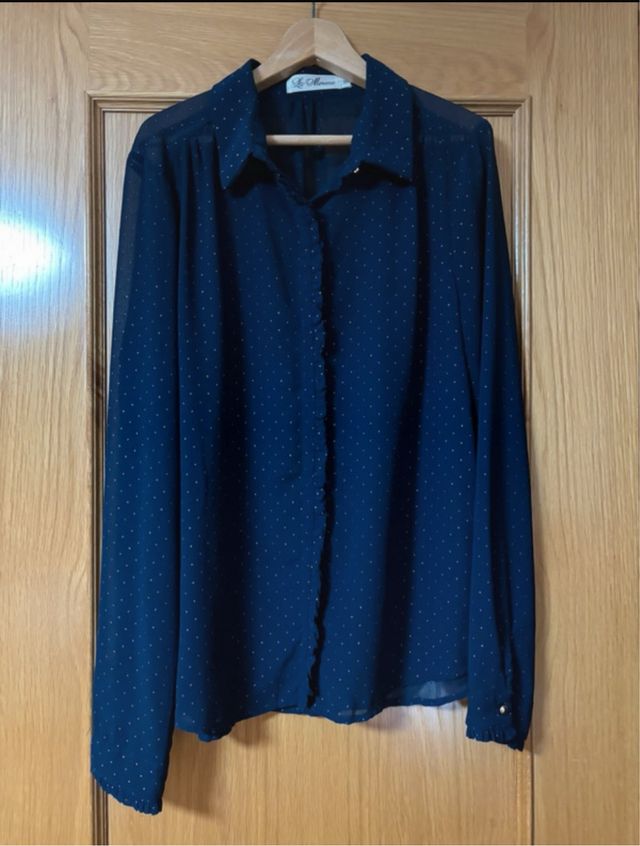 Camisa azul con puntitos dorados