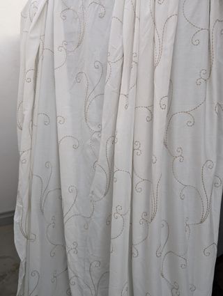 2 Cortinas blancas bordadas