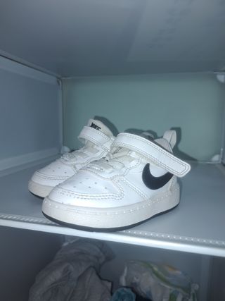 Zapatillas Nike blancas y negras talla 212