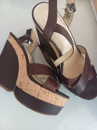 Sandalias cuña marrón