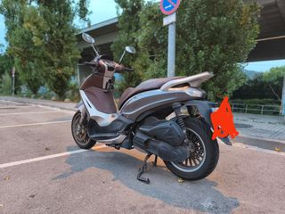 Piaggio Beverly 300 - Scooter