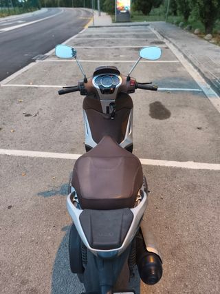 Piaggio Beverly 300 - Scooter