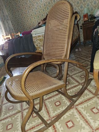 Mecedora antigua de mimbre y madera