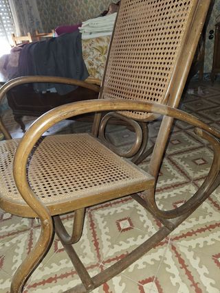 Mecedora antigua de mimbre y madera