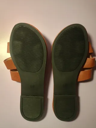 Chanclas planas marrones