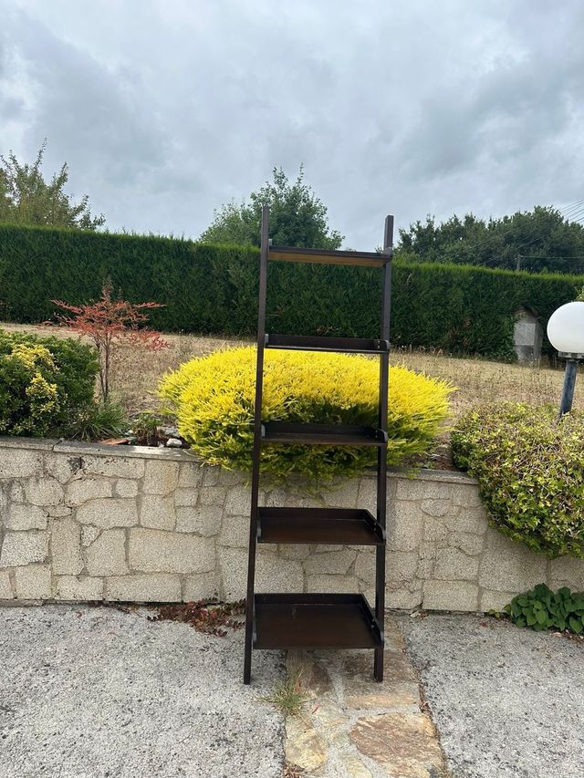 Estantería marrón de madera