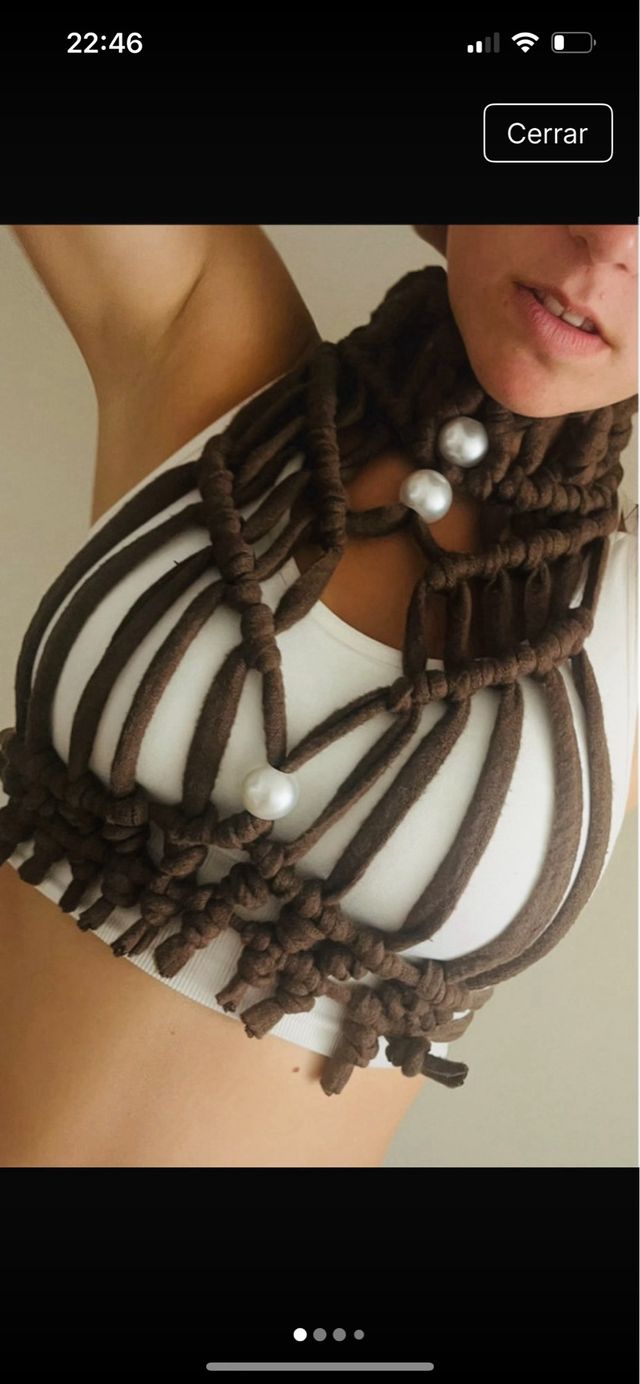 Top tejido marrón con perlas