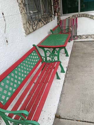 Mesa+bancos jardín: rojo-verde