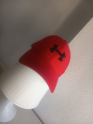 Gorra Under Armour roja