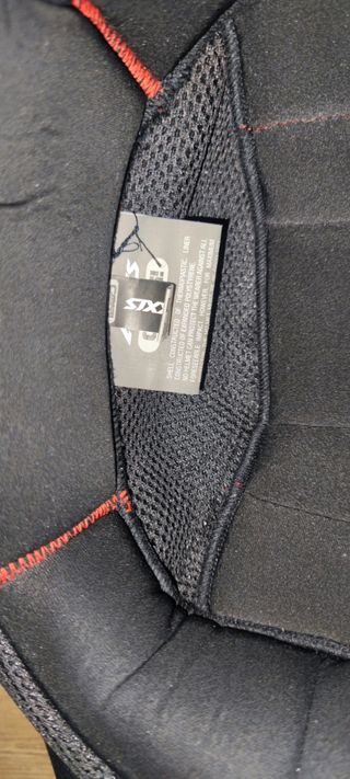 Casco de moto AXXS y su bolsa casco