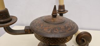 Candelabro antiguo de madera y recipientes