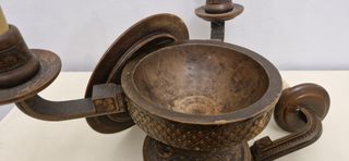 Candelabro antiguo de madera y recipientes