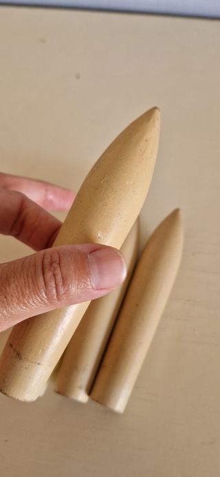 Candelabro antiguo de madera y recipientes