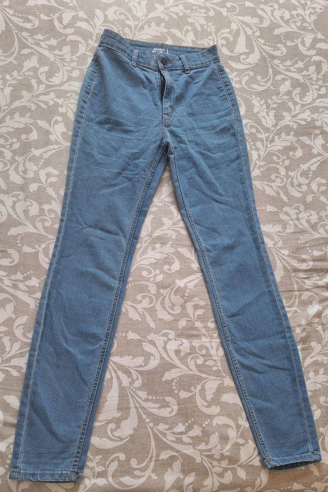 Vaqueros pitillo azul