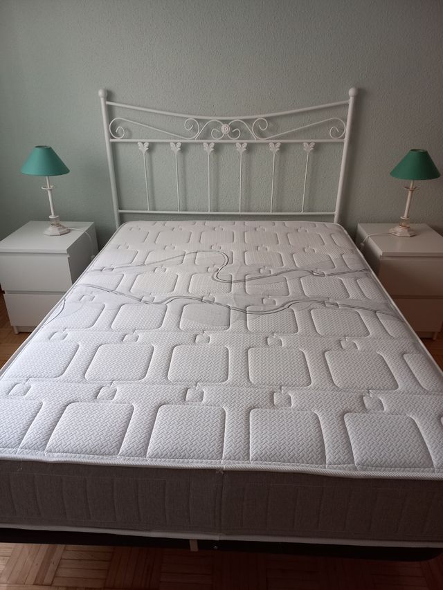 Cama matrimonio blanca metal,somier,colchón,mesita
