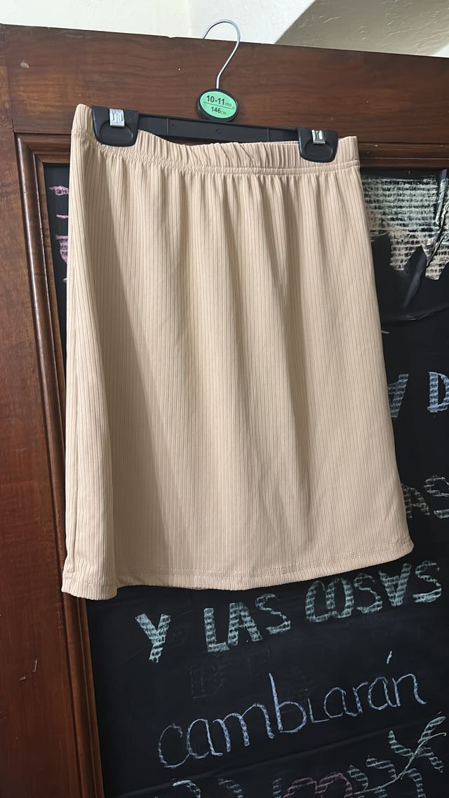 Falda beige plisada