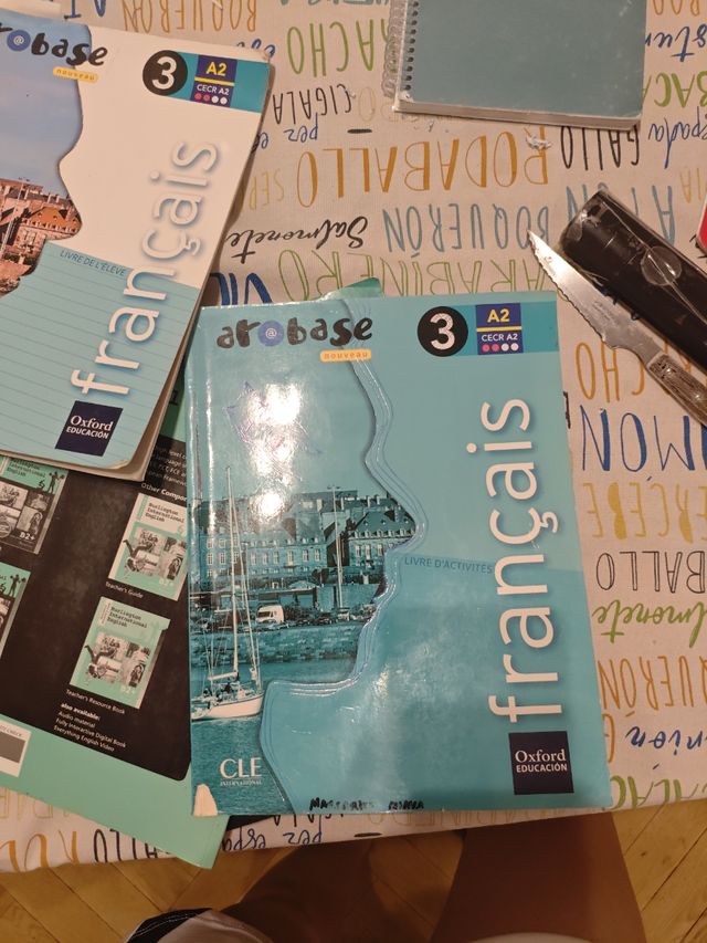 Libro de francés De L'ÉLÈVE y D'ACTIVITÉS