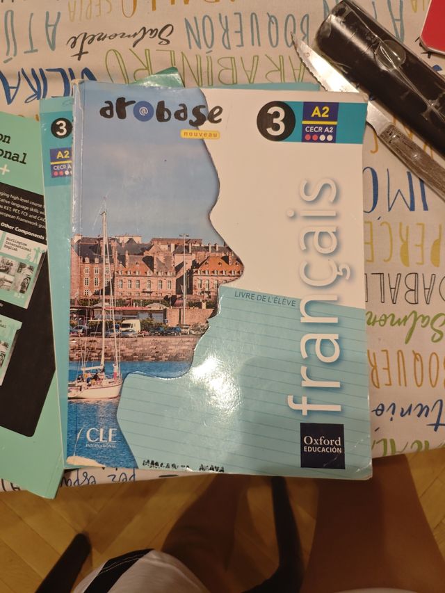 Libro de francés De L'ÉLÈVE y D'ACTIVITÉS