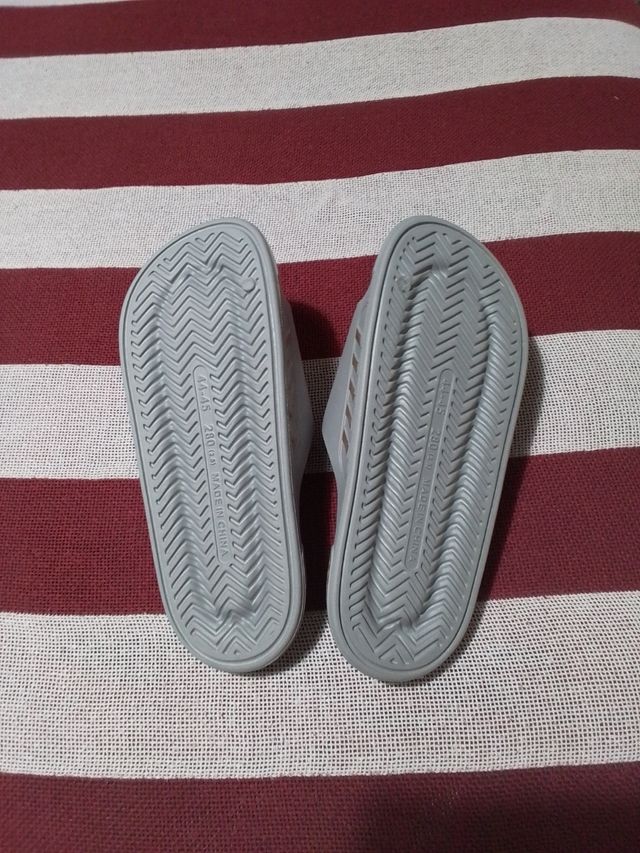 Chanclas grises deportivas precio 0'50 €