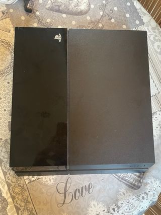 PS4 (PlayStation 4) negra
