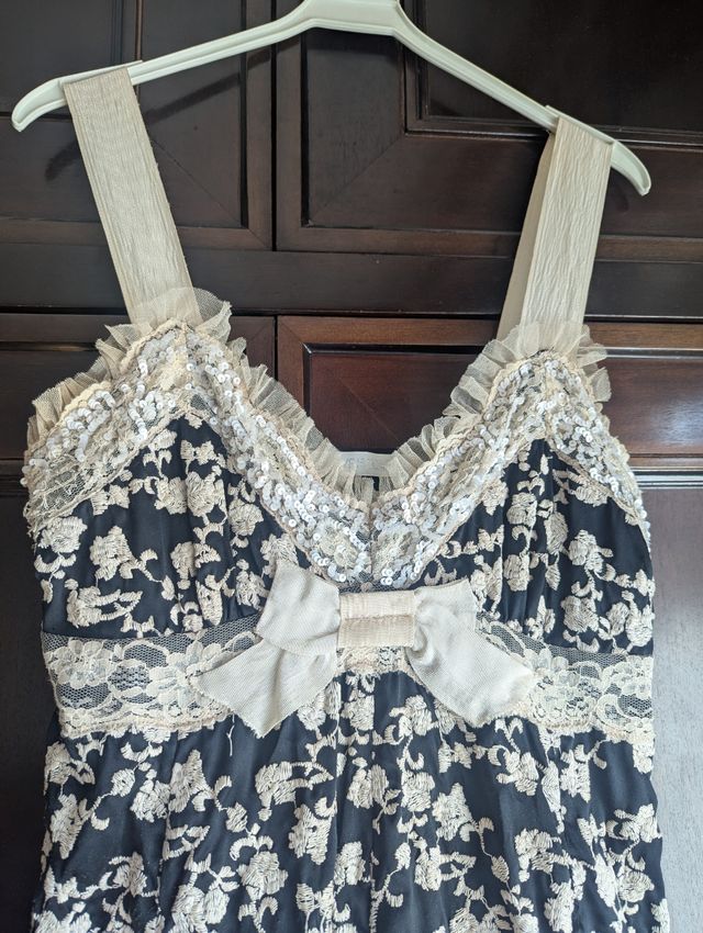 Vestido fiesta midi, negro flores bordadas beige.