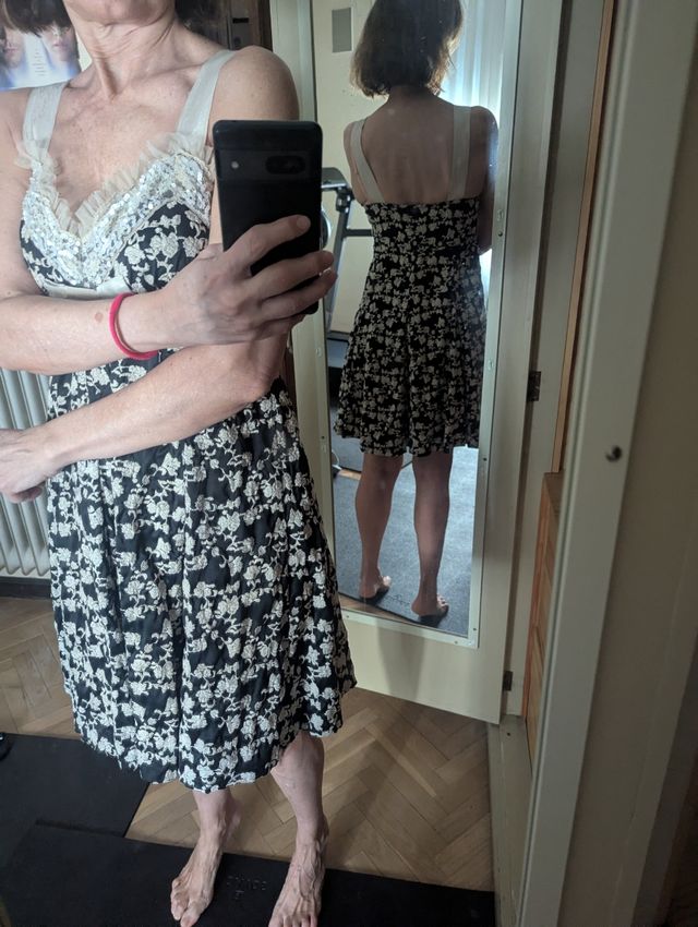 Vestido fiesta midi, negro flores bordadas beige.