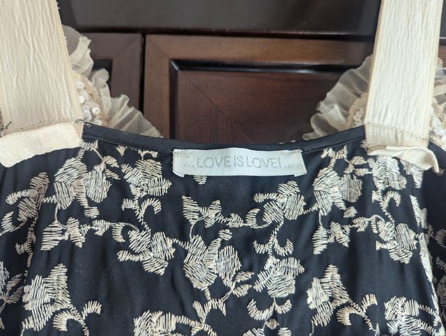 Vestido fiesta midi, negro flores bordadas beige.