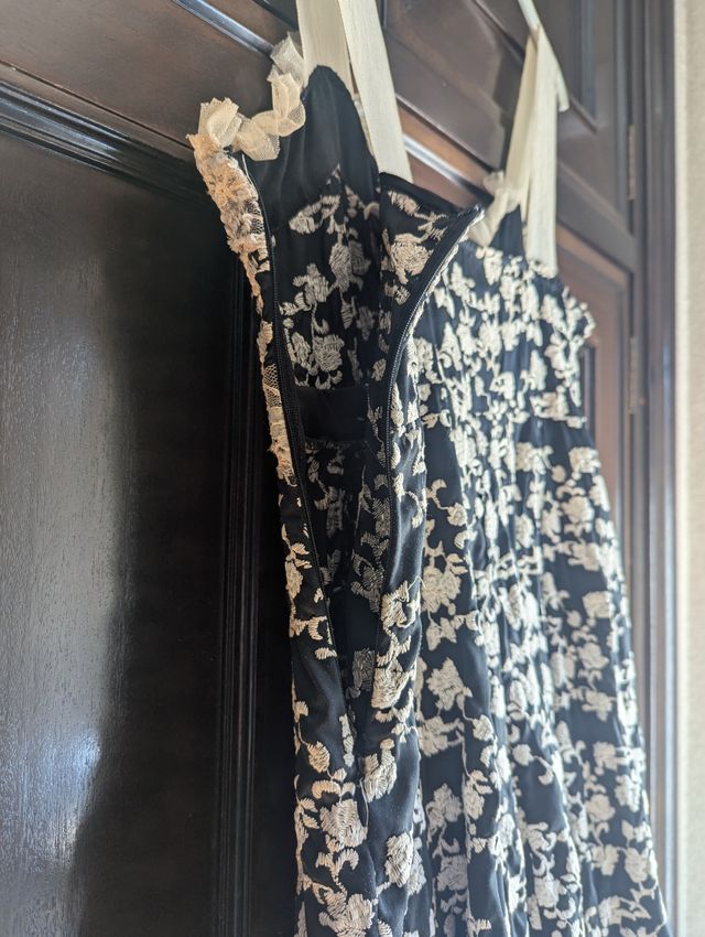 Vestido fiesta midi, negro flores bordadas beige.