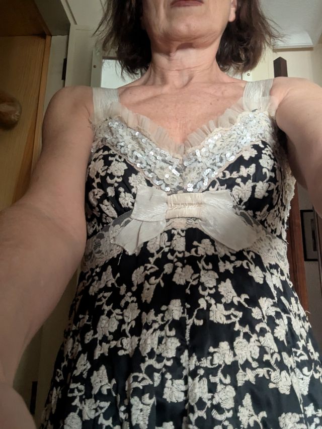 Vestido fiesta midi, negro flores bordadas beige.