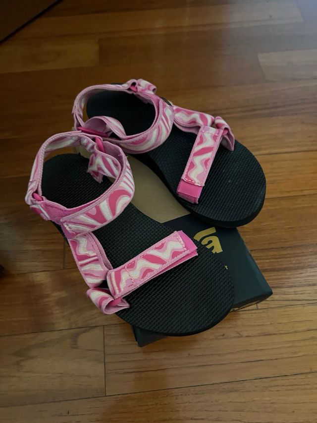Sandali Teva rosa-neri, nuovi