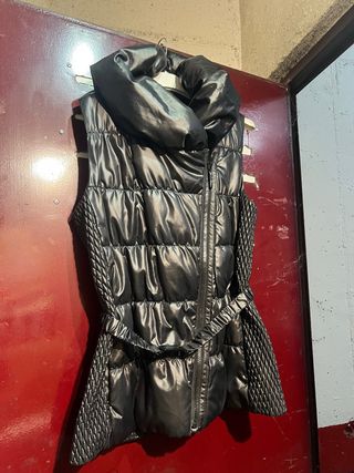 Chaleco acolchado negro c/cintura